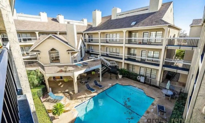 Dallas Apartment | Modern Condo/Pool/balcony/Gated/Pets!