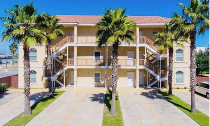 South Padre Island Apartment | Modern Condo near Beach w/outdoor pool