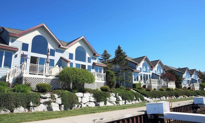 Manistee Condo | Modern Condo w/Harbor views and Community Pool