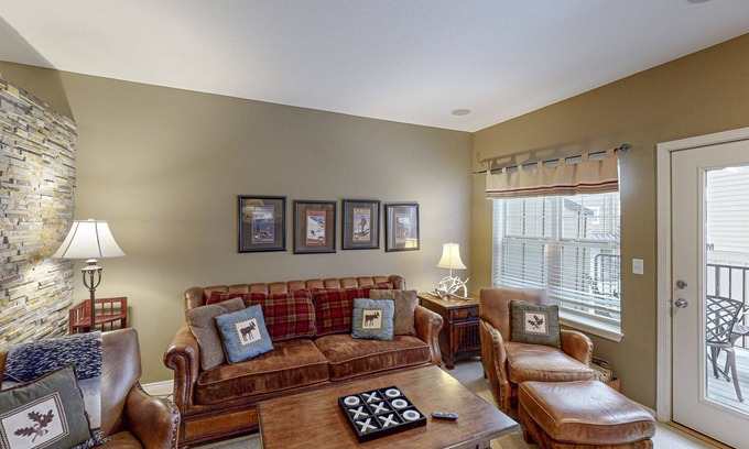 Government Camp Condo | Modern condo w/shared pool/hot tub - steps to town, near skiing