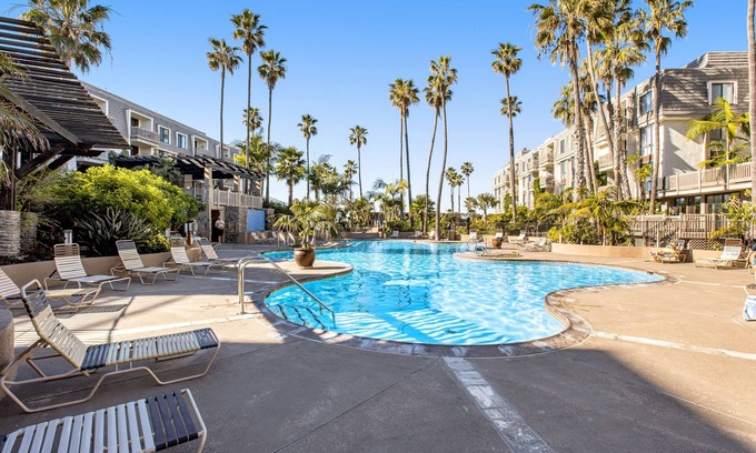 Townsite Condo | Modern condo with access to pool & hot tub in great location