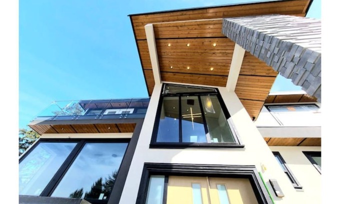 Surrey Apartment | Modern, contemporary 2 Bedrooms, private suite