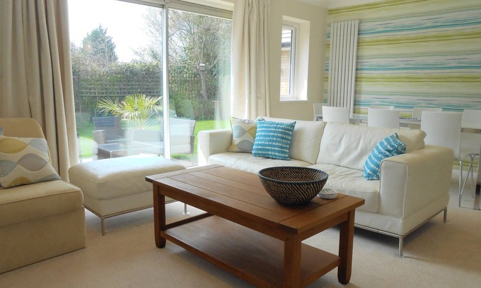 Epsom House | Modern Contemporary Bungalow With Sunny Garden, Sleeps 9, Easy access to London