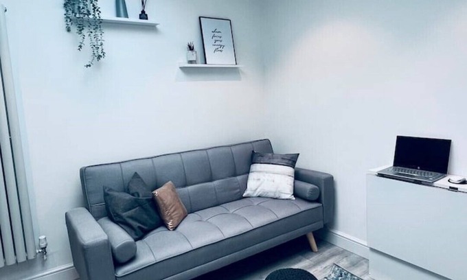 Wigan Apartment | Modern contemporary studio flat 5 min from M6