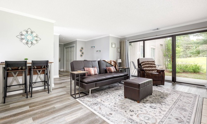 Acme Condo | Modern & Convenient Newly Renovated Condo