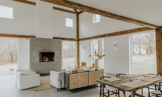 Hyde Park House | Modern Converted Barn with Hot Tub!