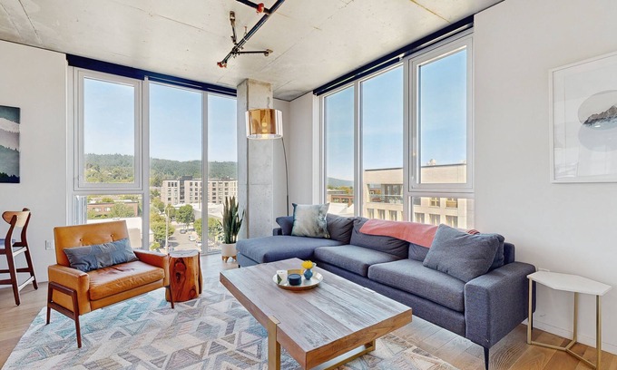 Uptown Apartment | Modern corner apartment w/city view, central location - gym & bike storage