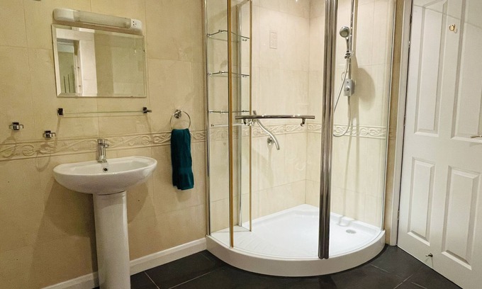 Sandy House | Modern & Cosy Country Home, Off road Parking, Pet Friendly