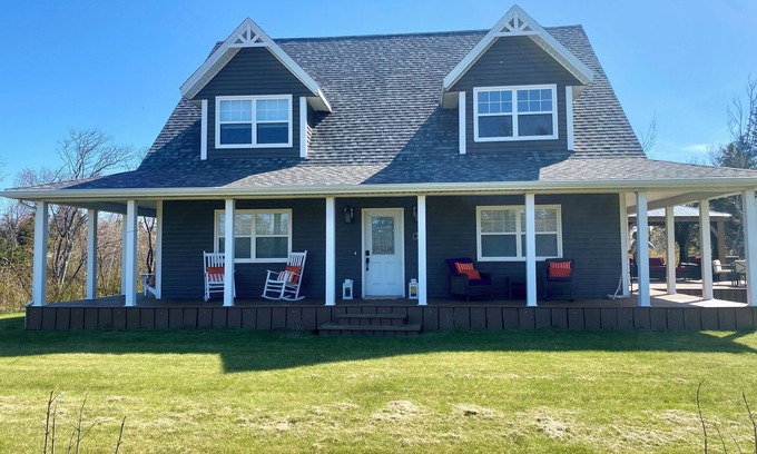 Morell Cottage | Modern Cottage 2 Mins From Lakeside Beach-Your Perfect Beach and Golf Retreat!☀️