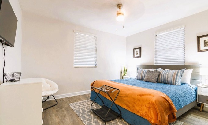 Gainesville House | Modern Cottage-5 min to UF & Shands & VA Hospital.