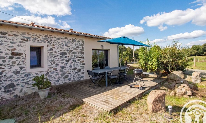 La Renaudiere Cottage | Modern Cottage Between Cholet and Nantes with Terrace and Pond