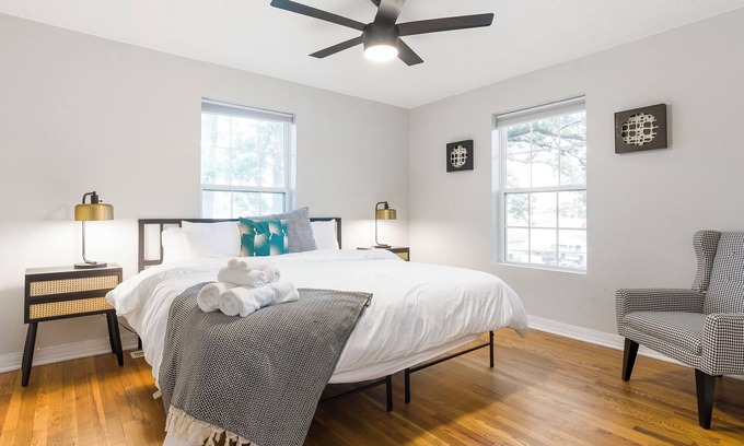 Joplin House | Modern Cottage by Hospital, King Bed/Glass Shower