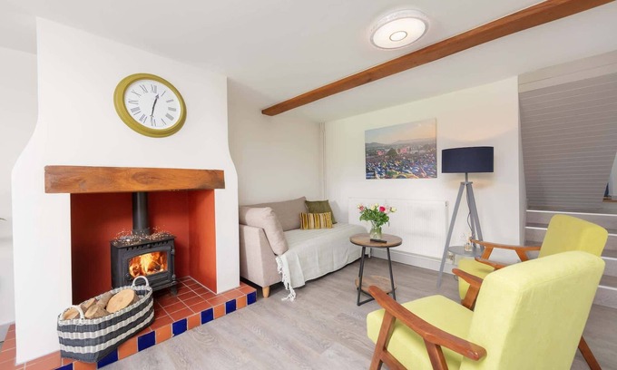 Shepton Mallet House | Modern Cottage, Countryside Views, Private Parking
