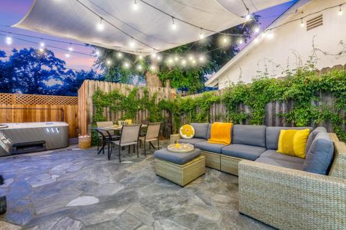 Thousand Oaks House | Modern Cottage, Hot Tub, Bistro Patio, Putting Green, Walk to All!