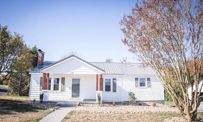 Morganton House | Modern Cottage Near Hospitals and Brewery!
