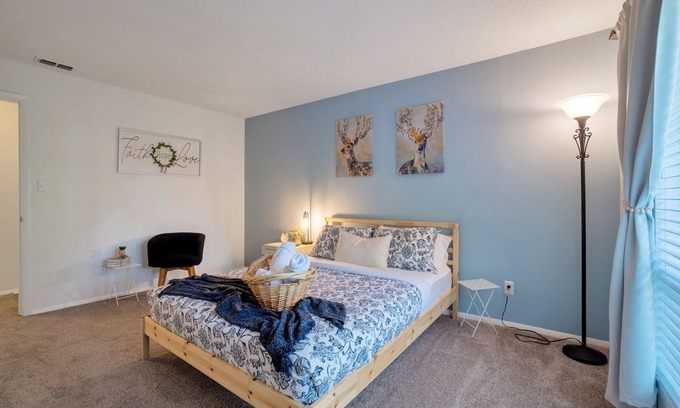 Beverly Woods Apartment | Modern Country Retreat | South Park |