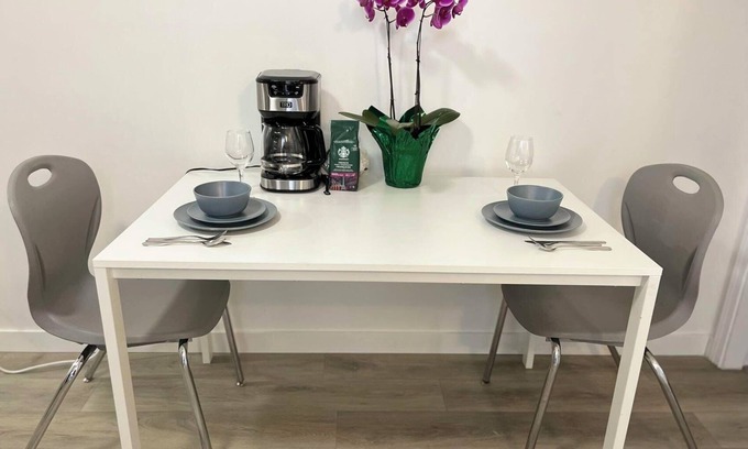 Hastings House | Modern&Cozy 1 Bedroom Suite - Private Entrance - 10 mins to Downtown Vancouver