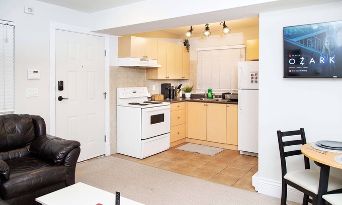 Port Coquitlam House | ☆ Modern Cozy 2 BR Suite☆ > Near Skytrain Station/Free Parking/Free Wifi