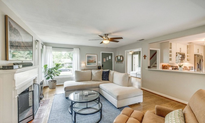 Central Arlington House | Modern & Cozy 2BR near UTA/AT&T