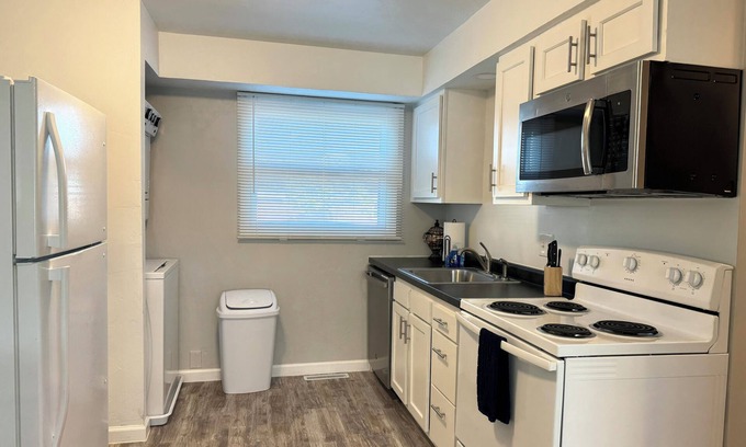 Appleton Apartment | Modern & Cozy 2BR w/King Bed in Appleton, 30 mins by drive from Lambeau Field