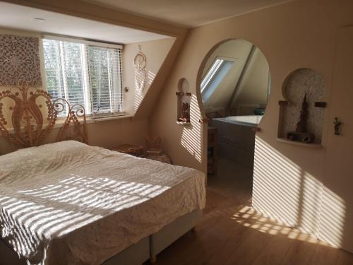 Westbeemster Bed & Breakfast | Modern Cozy Asian Style bedroom with Kingsize Spa bath