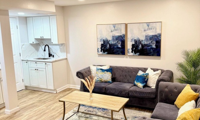 Lorton House | Modern Cozy Basement Apartment with WiFi and A/C.
