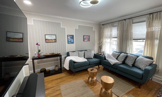 Albany House | Modern & Cozy Cntr Square Townhouse Gem from 1854