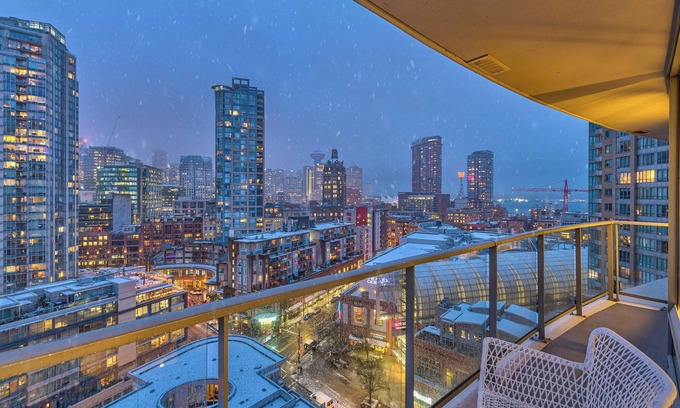 Central Apartment | Modern Cozy Condo | 2BR/2BA Retreat in the Heart of Downtown Vancouver