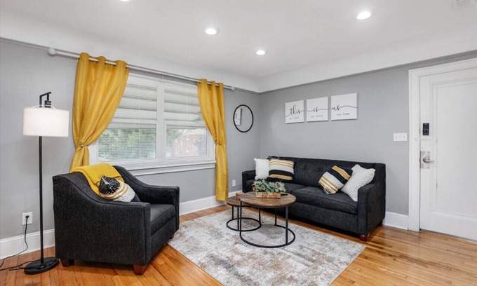 Grosse Pointe Apartment | Modern & Cozy East Side Gem ~ Queen Beds