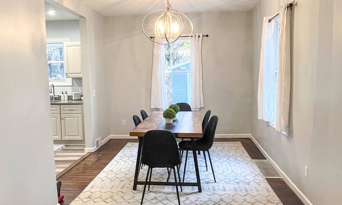 University Circle House | Modern + Cozy Entire Home - Steps to Cleveland Clinic & Case Western
