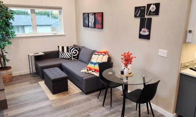 Eugene Apartment | Modern Cozy Furnished Retreat in Fabulous Eugenen