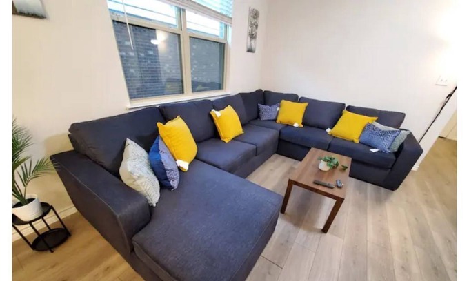 Lincoln Park House | Modern Cozy Home - Peaceful & Comfortable