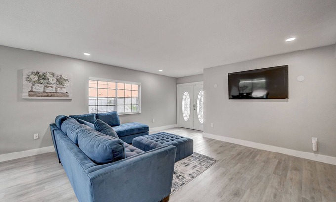 Richmond West House | Modern cozy home! Single Family with game room, Pool & Patio.