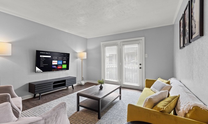 Dallas Apartment | Modern & Cozy | King Bed | Near Airport + Downtown