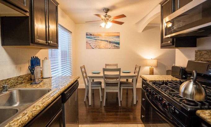 Lincoln Acres Condo | Modern & Cozy ~Mins to the Beach ~ Queen Beds~ Pkg