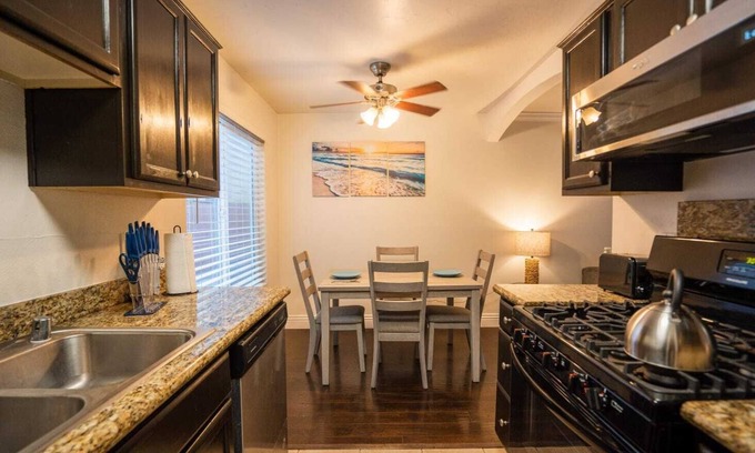 Imperial Beach Condo | Modern & Cozy ~Mins to the Beach ~ Queen Beds~ Pkg