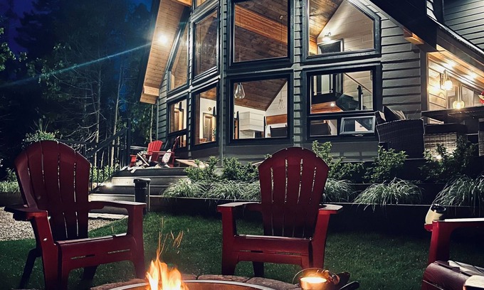 South Bruce Peninsula House | Modern & Cozy Retreat, 1 min stroll to Oliphant beach & 10 KM’s to Sauble.