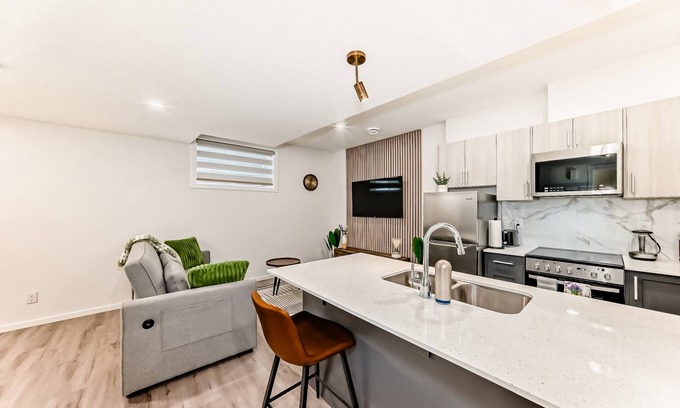 Northwest Calgary Apartment | Modern Cozy Suite - 15 mins from Calgary Airport