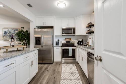 Roswell House | Modern + Cozy Townhome - minutes to Avalon w/king