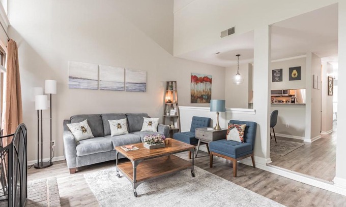 Cameron Wood Apartment | Modern Cozy Townhome