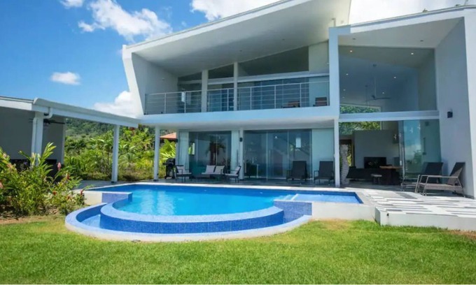 Ojochal Villa | Modern, spacious and amazing ocean views!