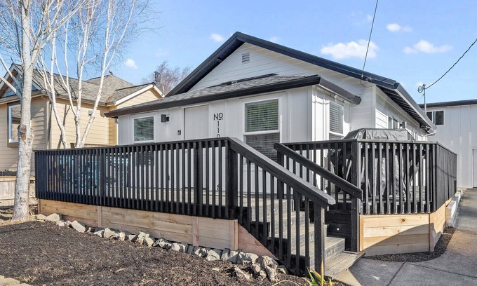 Garibaldi House | Modern craftsman home close to all Garibaldi has to offer. Dog Friendly!