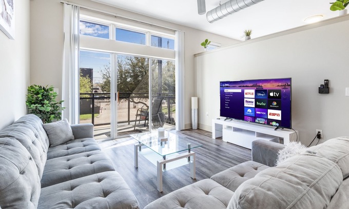 Dallas Design District Condo | Modern Dallas 1Br Condo King Size Bed/Pool/Gym/Rooftop
