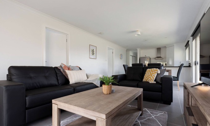 Newnham House | Modern Delight: Cosy Home with Parking