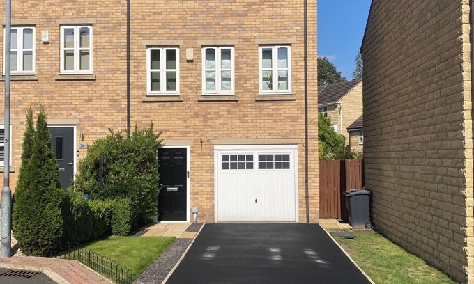 Cleckheaton House | Modern deluxe house situated close to Leeds, Bradford and Wakefield.
