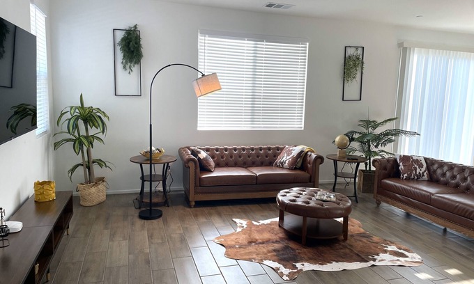 Victorville House | Modern Desert Gem, Boho Retreat, 2 Living Rooms, Sleeps 10