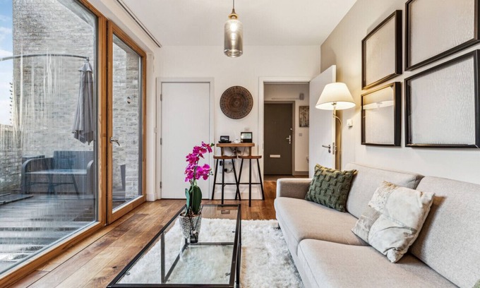 St. Helen's Apartment | Modern & Designed 2 bed Penthouse Apt Sleeps Five