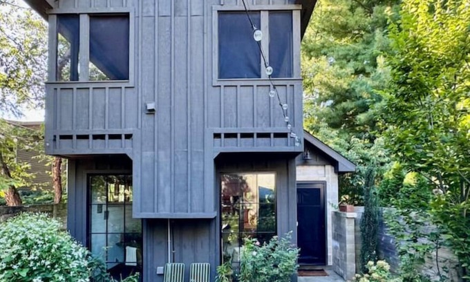Douglas House | Modern designer home w/courtyardnn