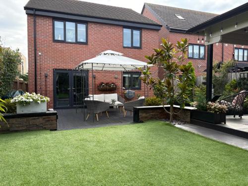 Everton House | Modern Detached House with multiple parking and large garden next to Anfield Stadium