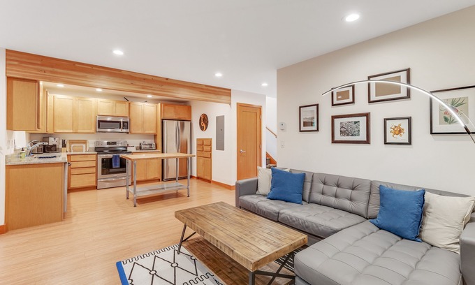 Eastsound House | Modern, dog-friendly cabin with fast WiFi, washer/dryer, deck & forest views